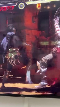Kakak tiri memenangkan permainan Mortal Kombat dan disetubuhi berkat payudara besarnya yang indah!