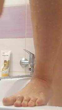Esposa amateur se afeita las piernas Esposa amateur con coño peludo, tetas grandes, gran culo