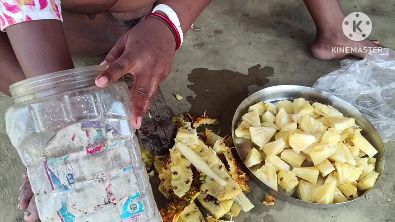 Nenika: Desi la bhabhi è molto calda mentre taglia la frutta