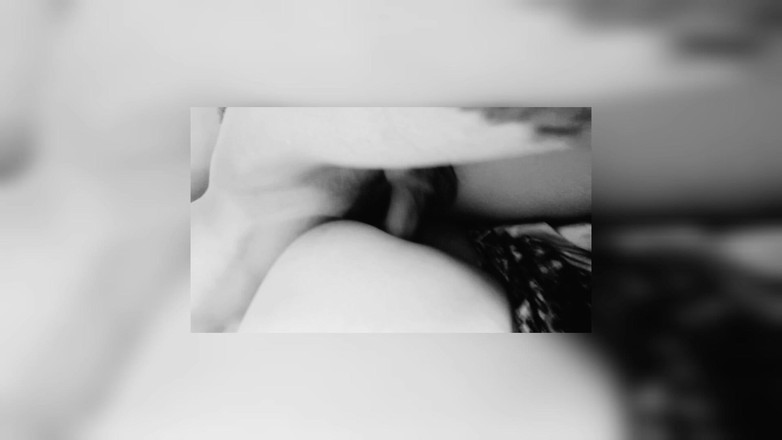 Mili069: Zwart-wit videoserie, als ik wakker word, neuk me poesje haar...