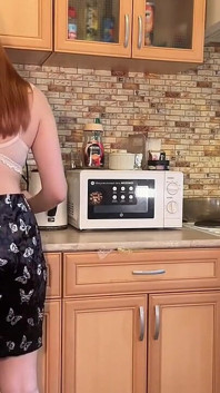 Remaja mengongkek pepek ketat dan kelentit getar, orgasme di dapur