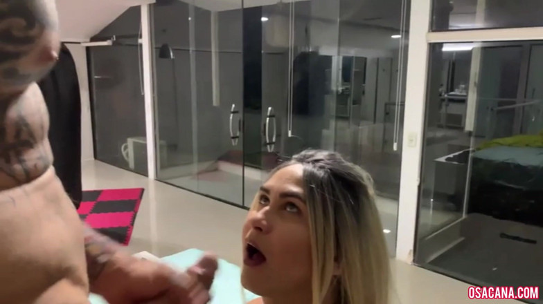 World Tranny: Sie hat ihren Arsch geleckt und gepinkelt, um zu trinken