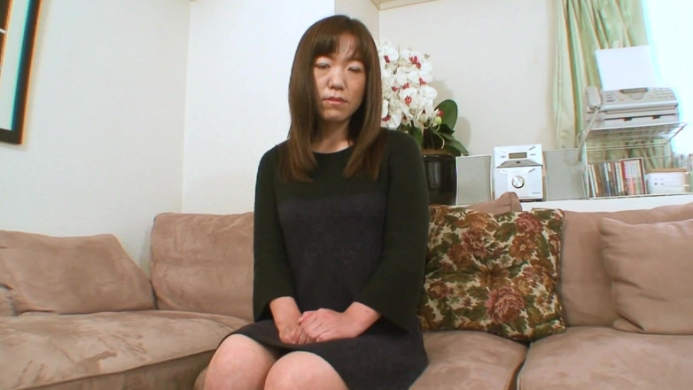 Japan Lust: Cougar Jepun memancut ke seluruh sofa dengan jangkaan