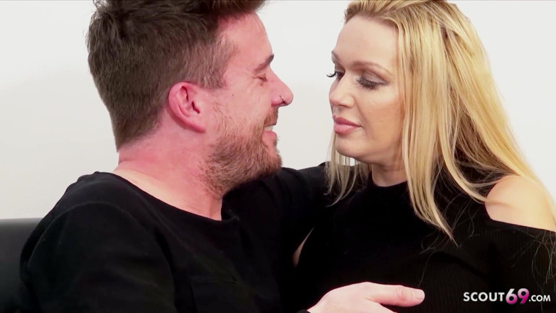 Full porn collection: Calda bionda milf Amber Jane fa una visita dal suo...