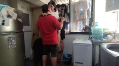 MaturecoupleVe: Dia mengatakan kepada saya bahwa jika saya membantunya menggantung pakaian,...