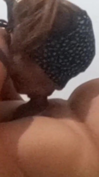 Aku crot di tenggorokan tante seksi ini