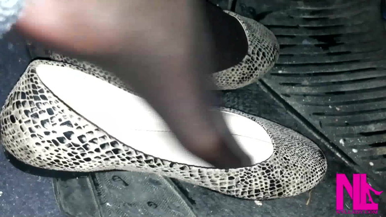 Nyllady: Baise pendante et jeu de pieds avec des appartements conçus...