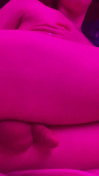 Il ragazzo effeminato rosso Ashen gioca con un dildo