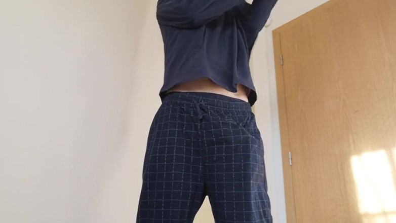 Rafael Torreano: Gorący gładki facet zdejmuje swoją pijamę, popisuje się i szarpie...