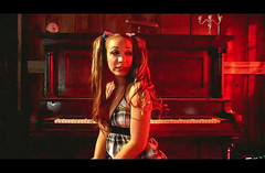 Slutty Teenies: Si blonde miang dikongkek semasa awek mereka terikat duduk di...