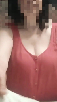 La matrigna, 57 anni, con grandi tette naturali, stira i vestiti e ha una videochiamata segreta con il figliastro
