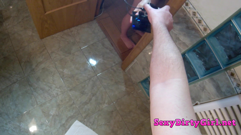 Sexy Dirty Girl: 욕조 깊숙이 빨기 전에 냄새 나는 자지를 씻어야해
