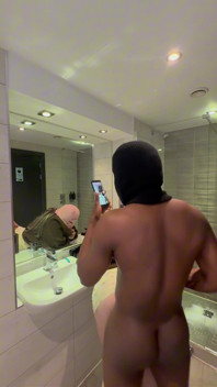 Stiefbroer neukt me onder de douche in een 5-sterren hotel