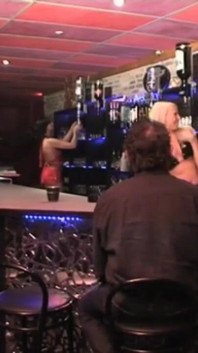 Blonde Pub Bartender menganjurkan pesta seks dengan pelanggannya