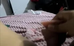Prostituta com novo brinquedo desfrutando bem