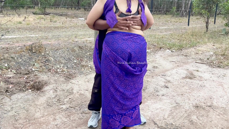 Hot 365 Entertainments: インドのカップルのセックス - かわいいデジの妻のサリーブラウスを脱がし、おっぱいを屋外の村で遊んだ