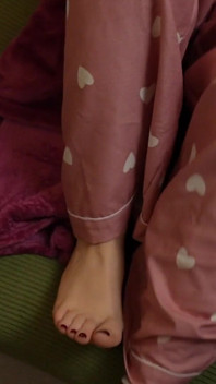 Horny Stepsis in Cute Pajamas Ruined My Orgasm with Her Small Feet