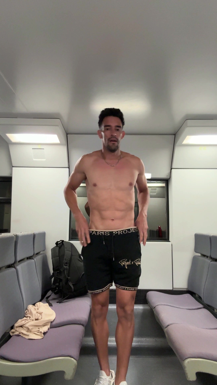 Paul Williams: O zi de nuditate riscantă se termină în masturbare goală în baia...