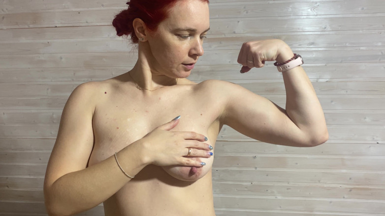 Hairy couple: MILF foarte puternică care își arată și își arată mușchii mari. Și-a arătat și sânii