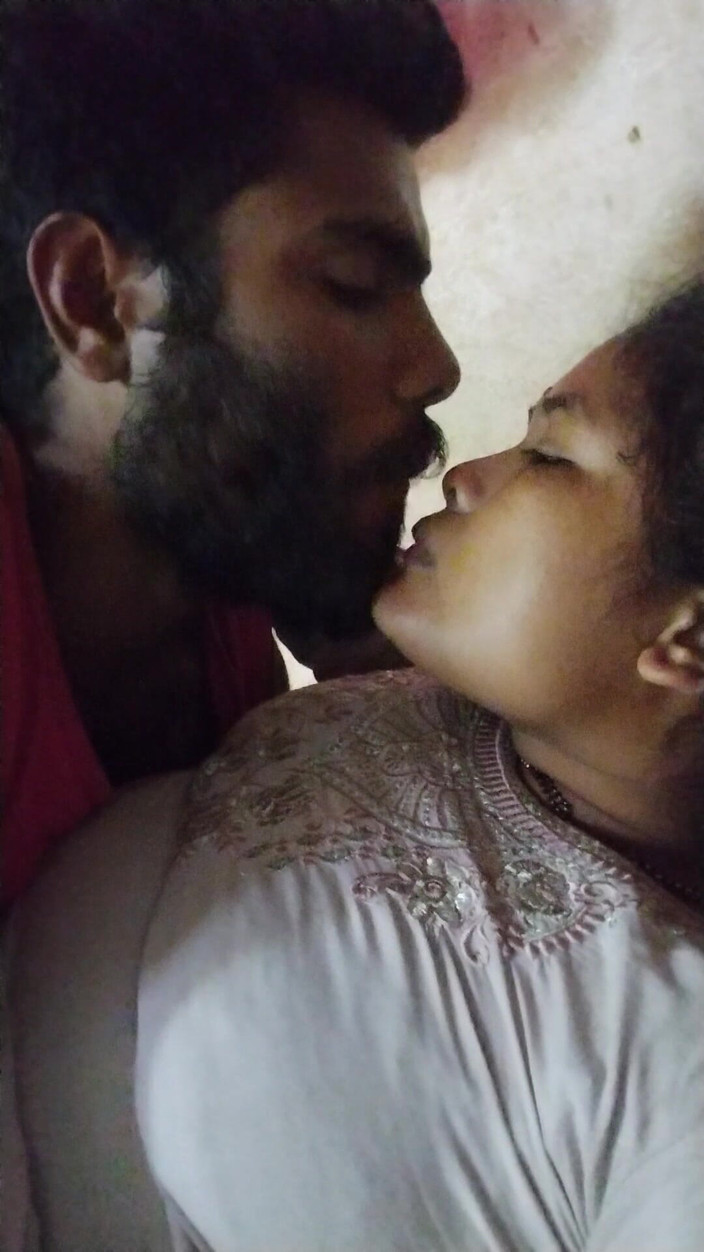 Mg3947731: Büyük memeli Hintli orta yaşlı seksi kadın sari choli'yi soyunuyor...