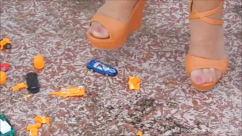 Nasty Girlfriends: Obraznica Sofia zdrobește din nou mașinile de jucărie!!