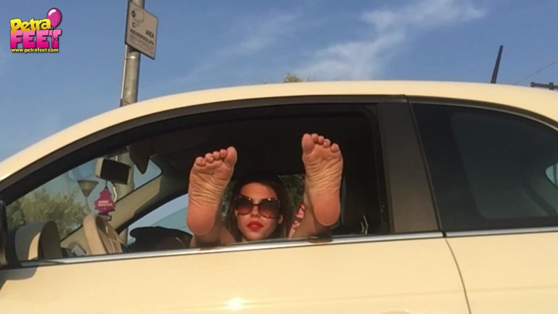 Smokin Fetish: Feticismo del piede in auto con una teen calda