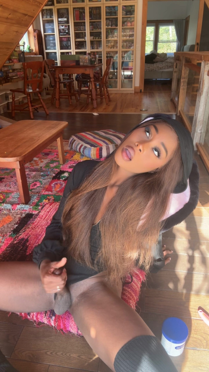 Vanniall: Bunnygirl trans con un grosso cazzo viene