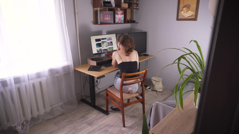 Teasecombo 4K: Kamera zachytila sexy kolegu, jak pracuje v roztrhaných kalhotách