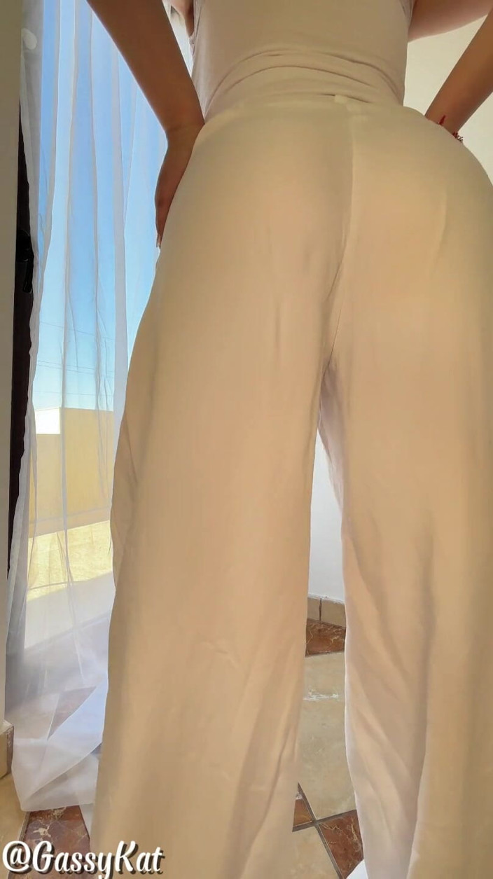GassyKat: White Pants Bubbly Farts