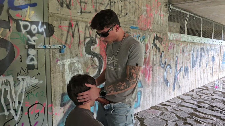 boyzxy212: Otoyol köprüsü altında boypussy'yi sikerken ve yüzünü sikerken riskli açık...