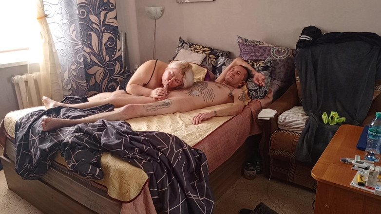 Zona901: Ein bett mit meiner stiefmutter geteilt, fickte sie in mund...