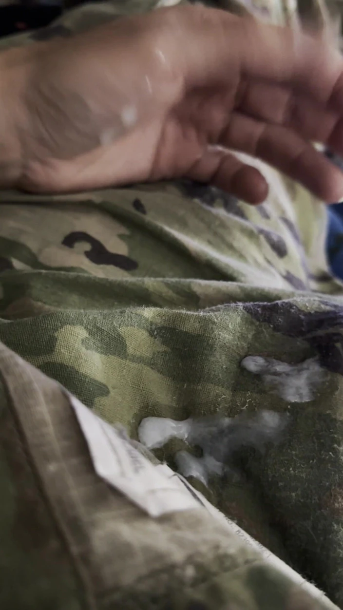Army Specialist: 不得不去紧急休假，但回来了，穿着制服射了一大笔！