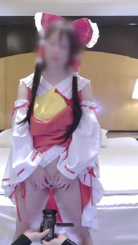Slanke downer-stijl kledingmeisje cosplayer toont haar stille charme als een Reimu heiligdom meisje opnieuw 2
