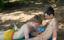 Matty and Aiden: ट्विंक्स सड़क पर सार्वजनिक समुद्र तट पर जोखिम भरी लंड चुसाई करती हैं