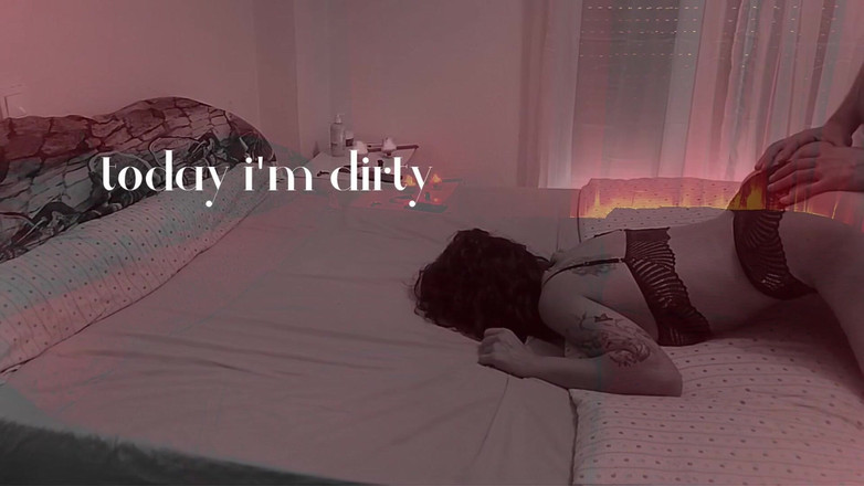 Akasha7: 跪着的荡妇舔舐流着唾液的鸡巴