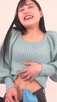 Seksi outie göbek deliği. Hiç bu kadar ateşli ve sevimli bir göbek gördün mü!? Maina Miura'nın Küçük Merkez Mücevheri