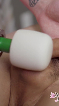 Serena Bubbles, trans mince, reçoit un massage avec fin heureuse