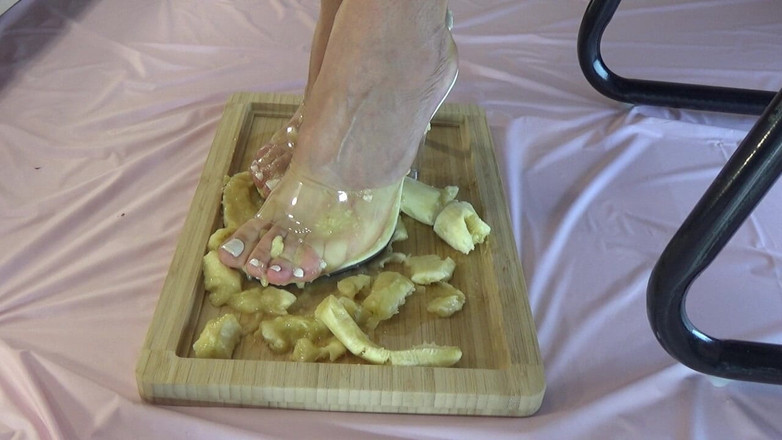 AnnaBUST: Schiaccia le banane con le mie belle gambe con i...
