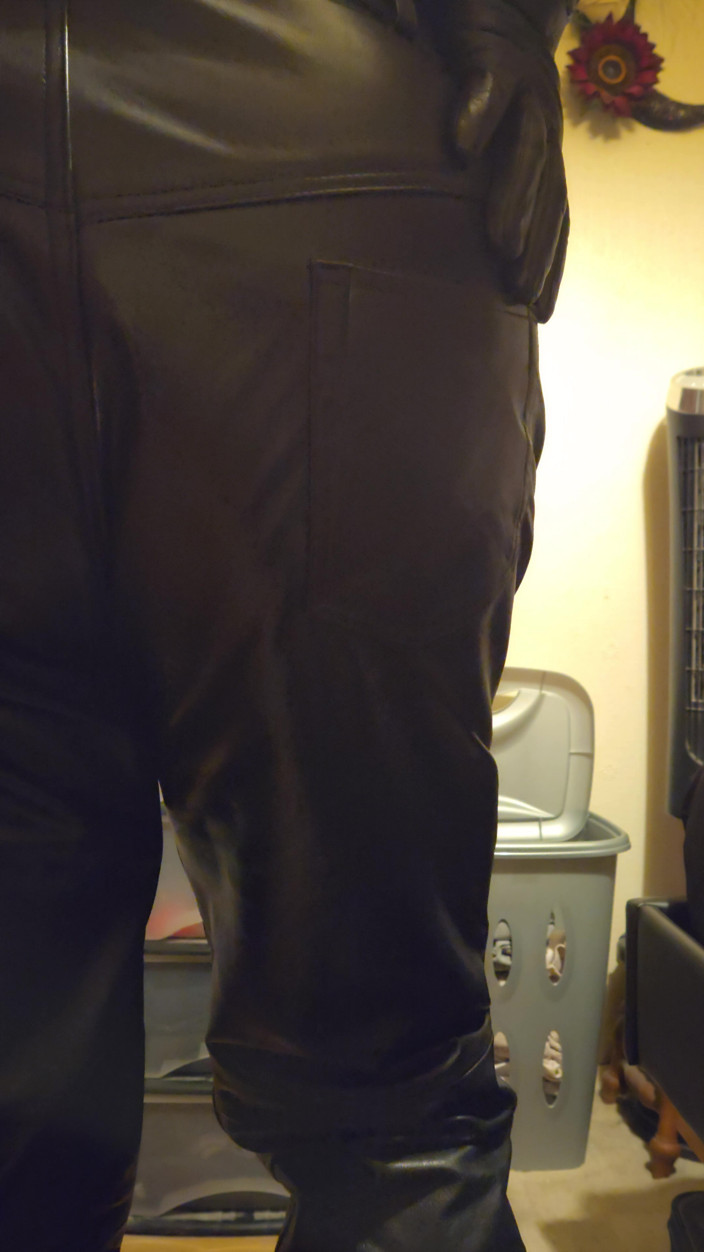 Leatherman63: Vrzání v mých nových kožených kalhotách