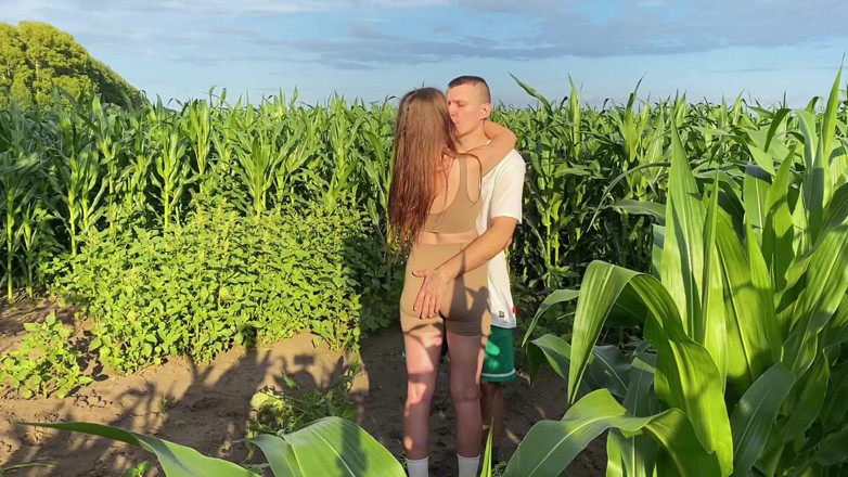 Julia Say No: Tvrdě tvrdě ošukal sexy roztomilou multiorgasmickou holku na kukuřičném poli