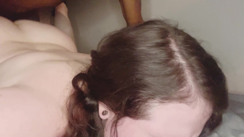 Thekookiejar: Si Dia mula menggoncang pantat putih besarnya dan serta-merta membuatkan...