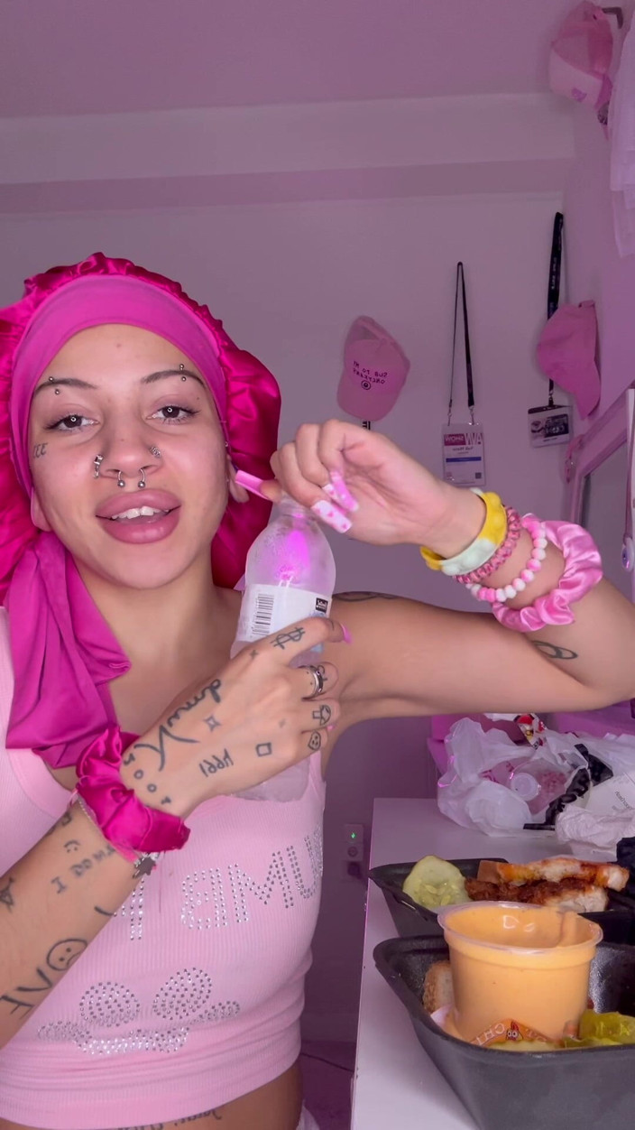 Nali Marie: Pikantní jídlo Mukbang přejídající se sezení na obličeji Drobná dívka...