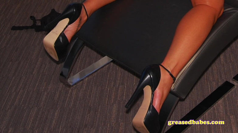Greased Babes XXX - Greasy Tits and Oiled Asses: Peituda milf mostra bunda firme e pernas sensuais em salto...