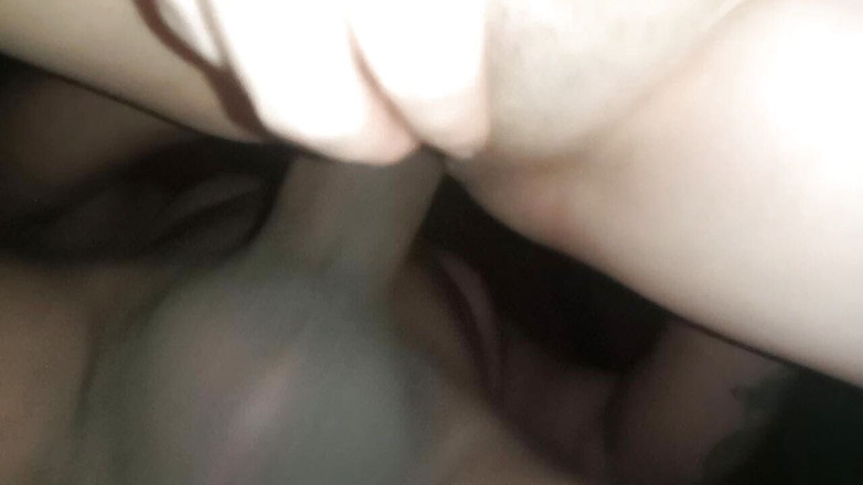 Parcuriosoo: Kocam çalışırken komşum beni ziyaret ediyor ve bana lezzetli yarağını veriyor