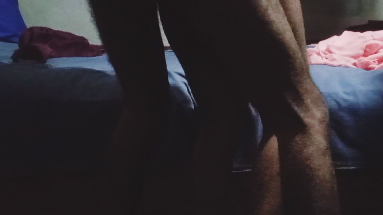 Deshi women: Une étudiante indienne baise avec un technicien dans une chambre de...