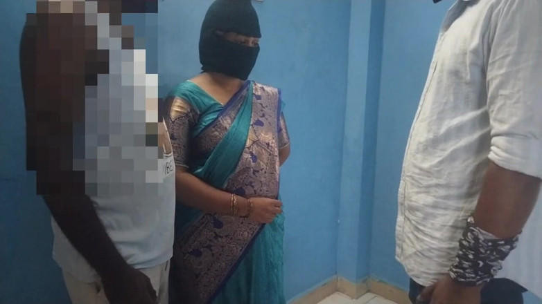 Tamil lesbian: Meine frau hat sex mit meinem chef. Heißer dreier
