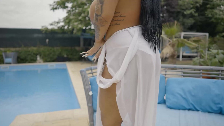 Erotic Planet Studio: BBW Mit Dicken Titten Und Langen Nägeln Masturbiert Am Pool