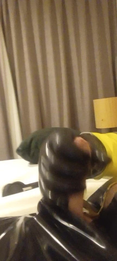 Latex Boy: 가스마스크 라텍스 Vis 드론 커밍
