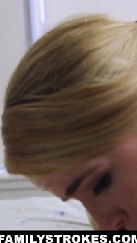 Alina West, blonde à forte poitrine, chevauche la bite de son demi-frère