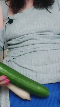 Rainha dos vegetais fode pepino em camisinha preta